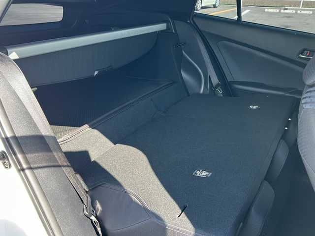 トヨタ プリウス Sセーフティプラス 佐賀県 2017(平29)年 2.8万km ホワイトパールクリスタルシャイン 純正SDナビゲーション/・フルセグTV/CD/DVD/SD/USB/Bluetooth/バックカメラ/前方ドライブレコーダー/ビルトインETC/インテリジェントパーキングアシスト/ヘッドアップディスプレイ/ISOFIX対応/革巻きステアリング/ステアリングリモコン/純正15インチアルミホイール(ホイールキャップ装着タイプ)/純正LEDヘッドライト/・オートマチックハイビーム/純正LEDフォグランプ/純正ドアバイザ―/取扱説明書/スペアキー１本/トヨタセーフティセンス/・レーダークルーズコントロール/・レーンディパーチャーアラート/・クリアランスソナー/・プリクラッシュセーフティ/・ふらつき警報