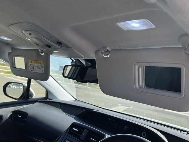 トヨタ プリウス Sセーフティプラス 佐賀県 2017(平29)年 2.8万km ホワイトパールクリスタルシャイン 純正SDナビゲーション/・フルセグTV/CD/DVD/SD/USB/Bluetooth/バックカメラ/前方ドライブレコーダー/ビルトインETC/インテリジェントパーキングアシスト/ヘッドアップディスプレイ/ISOFIX対応/革巻きステアリング/ステアリングリモコン/純正15インチアルミホイール(ホイールキャップ装着タイプ)/純正LEDヘッドライト/・オートマチックハイビーム/純正LEDフォグランプ/純正ドアバイザ―/取扱説明書/スペアキー１本/トヨタセーフティセンス/・レーダークルーズコントロール/・レーンディパーチャーアラート/・クリアランスソナー/・プリクラッシュセーフティ/・ふらつき警報