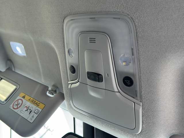 トヨタ プリウス Sセーフティプラス 佐賀県 2017(平29)年 2.8万km ホワイトパールクリスタルシャイン 純正SDナビゲーション/・フルセグTV/CD/DVD/SD/USB/Bluetooth/バックカメラ/前方ドライブレコーダー/ビルトインETC/インテリジェントパーキングアシスト/ヘッドアップディスプレイ/ISOFIX対応/革巻きステアリング/ステアリングリモコン/純正15インチアルミホイール(ホイールキャップ装着タイプ)/純正LEDヘッドライト/・オートマチックハイビーム/純正LEDフォグランプ/純正ドアバイザ―/取扱説明書/スペアキー１本/トヨタセーフティセンス/・レーダークルーズコントロール/・レーンディパーチャーアラート/・クリアランスソナー/・プリクラッシュセーフティ/・ふらつき警報