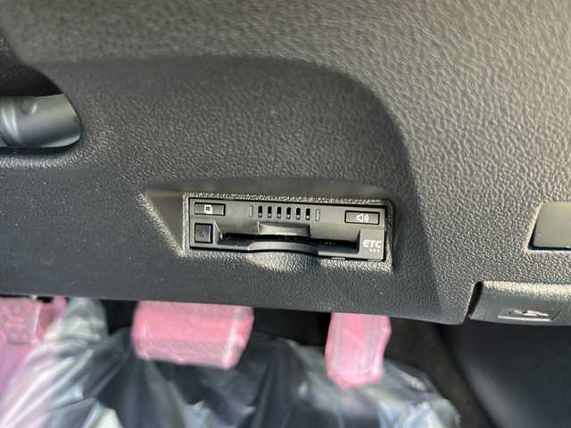 トヨタ プリウス Sセーフティプラス 佐賀県 2017(平29)年 2.8万km ホワイトパールクリスタルシャイン 純正SDナビゲーション/・フルセグTV/CD/DVD/SD/USB/Bluetooth/バックカメラ/前方ドライブレコーダー/ビルトインETC/インテリジェントパーキングアシスト/ヘッドアップディスプレイ/ISOFIX対応/革巻きステアリング/ステアリングリモコン/純正15インチアルミホイール(ホイールキャップ装着タイプ)/純正LEDヘッドライト/・オートマチックハイビーム/純正LEDフォグランプ/純正ドアバイザ―/取扱説明書/スペアキー１本/トヨタセーフティセンス/・レーダークルーズコントロール/・レーンディパーチャーアラート/・クリアランスソナー/・プリクラッシュセーフティ/・ふらつき警報