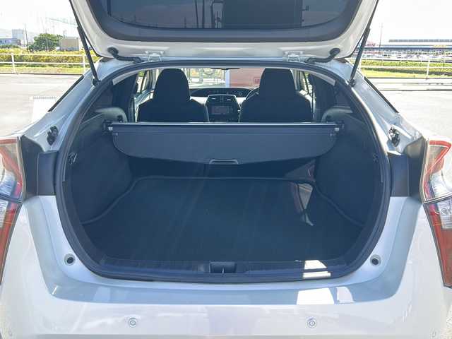 トヨタ プリウス Sセーフティプラス 佐賀県 2017(平29)年 2.8万km ホワイトパールクリスタルシャイン 純正SDナビゲーション/・フルセグTV/CD/DVD/SD/USB/Bluetooth/バックカメラ/前方ドライブレコーダー/ビルトインETC/インテリジェントパーキングアシスト/ヘッドアップディスプレイ/ISOFIX対応/革巻きステアリング/ステアリングリモコン/純正15インチアルミホイール(ホイールキャップ装着タイプ)/純正LEDヘッドライト/・オートマチックハイビーム/純正LEDフォグランプ/純正ドアバイザ―/取扱説明書/スペアキー１本/トヨタセーフティセンス/・レーダークルーズコントロール/・レーンディパーチャーアラート/・クリアランスソナー/・プリクラッシュセーフティ/・ふらつき警報