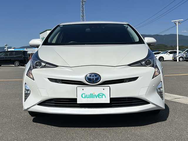トヨタ プリウス Sセーフティプラス 佐賀県 2017(平29)年 2.8万km ホワイトパールクリスタルシャイン 純正SDナビゲーション/・フルセグTV/CD/DVD/SD/USB/Bluetooth/バックカメラ/前方ドライブレコーダー/ビルトインETC/インテリジェントパーキングアシスト/ヘッドアップディスプレイ/ISOFIX対応/革巻きステアリング/ステアリングリモコン/純正15インチアルミホイール(ホイールキャップ装着タイプ)/純正LEDヘッドライト/・オートマチックハイビーム/純正LEDフォグランプ/純正ドアバイザ―/取扱説明書/スペアキー１本/トヨタセーフティセンス/・レーダークルーズコントロール/・レーンディパーチャーアラート/・クリアランスソナー/・プリクラッシュセーフティ/・ふらつき警報