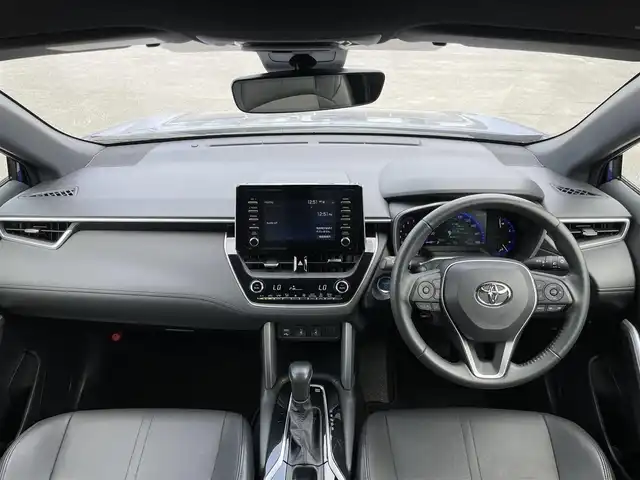 トヨタ カローラ クロス ハイブリッド Z 道央・札幌 2022(令4)年 0.9万km ダークブルーマイカM ４WD/純正ディスプレイオーディオ/AM/FM/USB/BT/トヨタセーフティセンス/プリクラッシュセーフティ/横滑り防止装置/レーダークルーズコントロール/レーンキープアシスト/クリアランスソナー/ブラインドスポットモニター/パーキングサポートブレーキ/リヤクロストラフィックアラート/ロードサインアシスト/パノラミックビューモニター/ビルトインETC/EVMODE/DRIVEMODE切替/パワーバックドア/D席パワーシート/前席シートヒーター/ハーフレザーシート/革巻きステアリング/ステアリングリモコン/電動パーキング/ブレーキホールド/自動防眩ミラー/プッシュスタート/スマートキー/LEDヘッドライト/オートライト/オートハイビーム/フォグランプ/電動格納ミラー/ヒーテッドドアミラー/ウィンカーミラー/フロアマット/レンタカー登録