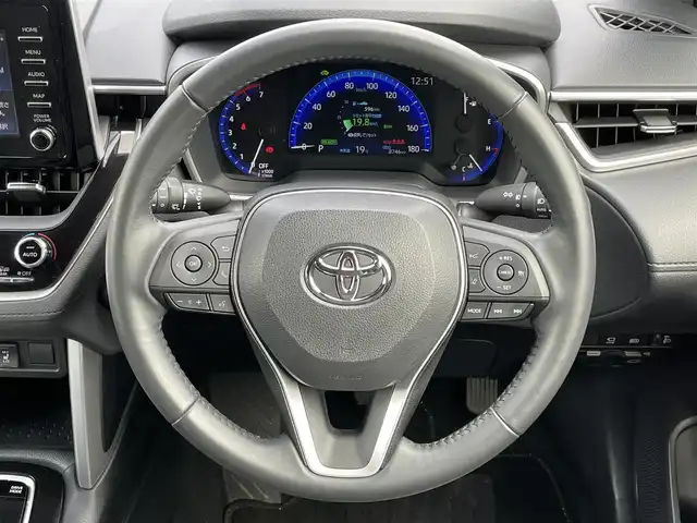 トヨタ カローラ クロス ハイブリッド Z 道央・札幌 2022(令4)年 0.9万km ダークブルーマイカM ４WD/純正ディスプレイオーディオ/AM/FM/USB/BT/トヨタセーフティセンス/プリクラッシュセーフティ/横滑り防止装置/レーダークルーズコントロール/レーンキープアシスト/クリアランスソナー/ブラインドスポットモニター/パーキングサポートブレーキ/リヤクロストラフィックアラート/ロードサインアシスト/パノラミックビューモニター/ビルトインETC/EVMODE/DRIVEMODE切替/パワーバックドア/D席パワーシート/前席シートヒーター/ハーフレザーシート/革巻きステアリング/ステアリングリモコン/電動パーキング/ブレーキホールド/自動防眩ミラー/プッシュスタート/スマートキー/LEDヘッドライト/オートライト/オートハイビーム/フォグランプ/電動格納ミラー/ヒーテッドドアミラー/ウィンカーミラー/フロアマット/レンタカー登録
