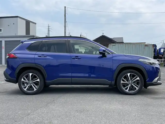 トヨタ カローラ クロス ハイブリッド Z 道央・札幌 2022(令4)年 0.9万km ダークブルーマイカM ４WD/純正ディスプレイオーディオ/AM/FM/USB/BT/トヨタセーフティセンス/プリクラッシュセーフティ/横滑り防止装置/レーダークルーズコントロール/レーンキープアシスト/クリアランスソナー/ブラインドスポットモニター/パーキングサポートブレーキ/リヤクロストラフィックアラート/ロードサインアシスト/パノラミックビューモニター/ビルトインETC/EVMODE/DRIVEMODE切替/パワーバックドア/D席パワーシート/前席シートヒーター/ハーフレザーシート/革巻きステアリング/ステアリングリモコン/電動パーキング/ブレーキホールド/自動防眩ミラー/プッシュスタート/スマートキー/LEDヘッドライト/オートライト/オートハイビーム/フォグランプ/電動格納ミラー/ヒーテッドドアミラー/ウィンカーミラー/フロアマット/レンタカー登録