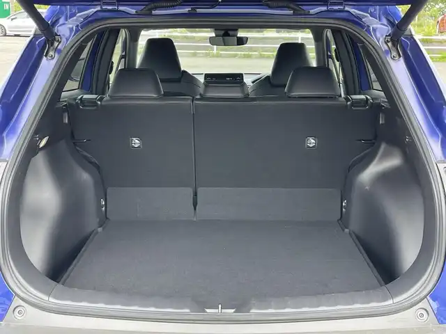 トヨタ カローラ クロス ハイブリッド Z 道央・札幌 2022(令4)年 0.9万km ダークブルーマイカM ４WD/純正ディスプレイオーディオ/AM/FM/USB/BT/トヨタセーフティセンス/プリクラッシュセーフティ/横滑り防止装置/レーダークルーズコントロール/レーンキープアシスト/クリアランスソナー/ブラインドスポットモニター/パーキングサポートブレーキ/リヤクロストラフィックアラート/ロードサインアシスト/パノラミックビューモニター/ビルトインETC/EVMODE/DRIVEMODE切替/パワーバックドア/D席パワーシート/前席シートヒーター/ハーフレザーシート/革巻きステアリング/ステアリングリモコン/電動パーキング/ブレーキホールド/自動防眩ミラー/プッシュスタート/スマートキー/LEDヘッドライト/オートライト/オートハイビーム/フォグランプ/電動格納ミラー/ヒーテッドドアミラー/ウィンカーミラー/フロアマット/レンタカー登録