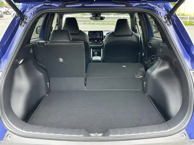 トヨタ カローラ クロス ハイブリッド Z 道央・札幌 2022(令4)年 0.9万km ダークブルーマイカM ４WD/純正ディスプレイオーディオ/AM/FM/USB/BT/トヨタセーフティセンス/プリクラッシュセーフティ/横滑り防止装置/レーダークルーズコントロール/レーンキープアシスト/クリアランスソナー/ブラインドスポットモニター/パーキングサポートブレーキ/リヤクロストラフィックアラート/ロードサインアシスト/パノラミックビューモニター/ビルトインETC/EVMODE/DRIVEMODE切替/パワーバックドア/D席パワーシート/前席シートヒーター/ハーフレザーシート/革巻きステアリング/ステアリングリモコン/電動パーキング/ブレーキホールド/自動防眩ミラー/プッシュスタート/スマートキー/LEDヘッドライト/オートライト/オートハイビーム/フォグランプ/電動格納ミラー/ヒーテッドドアミラー/ウィンカーミラー/フロアマット/レンタカー登録