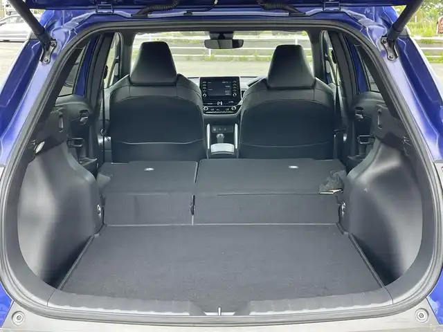 トヨタ カローラ クロス ハイブリッド Z 道央・札幌 2022(令4)年 0.9万km ダークブルーマイカM ４WD/純正ディスプレイオーディオ/AM/FM/USB/BT/トヨタセーフティセンス/プリクラッシュセーフティ/横滑り防止装置/レーダークルーズコントロール/レーンキープアシスト/クリアランスソナー/ブラインドスポットモニター/パーキングサポートブレーキ/リヤクロストラフィックアラート/ロードサインアシスト/パノラミックビューモニター/ビルトインETC/EVMODE/DRIVEMODE切替/パワーバックドア/D席パワーシート/前席シートヒーター/ハーフレザーシート/革巻きステアリング/ステアリングリモコン/電動パーキング/ブレーキホールド/自動防眩ミラー/プッシュスタート/スマートキー/LEDヘッドライト/オートライト/オートハイビーム/フォグランプ/電動格納ミラー/ヒーテッドドアミラー/ウィンカーミラー/フロアマット/レンタカー登録