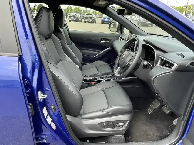 トヨタ カローラ クロス ハイブリッド Z 道央・札幌 2022(令4)年 0.9万km ダークブルーマイカM ４WD/純正ディスプレイオーディオ/AM/FM/USB/BT/トヨタセーフティセンス/プリクラッシュセーフティ/横滑り防止装置/レーダークルーズコントロール/レーンキープアシスト/クリアランスソナー/ブラインドスポットモニター/パーキングサポートブレーキ/リヤクロストラフィックアラート/ロードサインアシスト/パノラミックビューモニター/ビルトインETC/EVMODE/DRIVEMODE切替/パワーバックドア/D席パワーシート/前席シートヒーター/ハーフレザーシート/革巻きステアリング/ステアリングリモコン/電動パーキング/ブレーキホールド/自動防眩ミラー/プッシュスタート/スマートキー/LEDヘッドライト/オートライト/オートハイビーム/フォグランプ/電動格納ミラー/ヒーテッドドアミラー/ウィンカーミラー/フロアマット/レンタカー登録