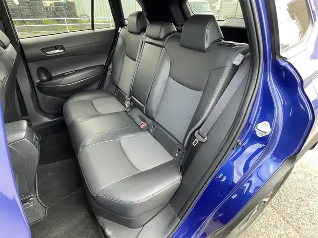 トヨタ カローラ クロス ハイブリッド Z 道央・札幌 2022(令4)年 0.9万km ダークブルーマイカM ４WD/純正ディスプレイオーディオ/AM/FM/USB/BT/トヨタセーフティセンス/プリクラッシュセーフティ/横滑り防止装置/レーダークルーズコントロール/レーンキープアシスト/クリアランスソナー/ブラインドスポットモニター/パーキングサポートブレーキ/リヤクロストラフィックアラート/ロードサインアシスト/パノラミックビューモニター/ビルトインETC/EVMODE/DRIVEMODE切替/パワーバックドア/D席パワーシート/前席シートヒーター/ハーフレザーシート/革巻きステアリング/ステアリングリモコン/電動パーキング/ブレーキホールド/自動防眩ミラー/プッシュスタート/スマートキー/LEDヘッドライト/オートライト/オートハイビーム/フォグランプ/電動格納ミラー/ヒーテッドドアミラー/ウィンカーミラー/フロアマット/レンタカー登録