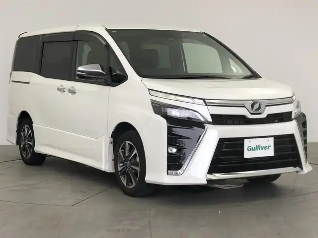 トヨタ ヴォクシー ZS 煌Ⅱ 愛知県 2019(令1)年 4万km ホワイトパールクリスタルシャイン 社外7インチナビ/バックカメラ/フルセグTV/フリップダウンモニター/トヨタセーフティセンス/衝突被害軽減システム/コーナーセンサー/クルーズコントロール/レーンキープアシスト/オートマチックハイビーム/オートライト/LEDヘッドライト/LEDフォグランプ/両側パワースライドドア/ドライブレコーダー/ETC/純正ＡＷ/純正フロアマット/プッシュスタート/スマートキー
