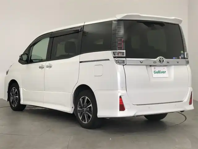 トヨタ ヴォクシー ZS 煌Ⅱ 愛知県 2019(令1)年 4万km ホワイトパールクリスタルシャイン 社外7インチナビ/バックカメラ/フルセグTV/フリップダウンモニター/トヨタセーフティセンス/衝突被害軽減システム/コーナーセンサー/クルーズコントロール/レーンキープアシスト/オートマチックハイビーム/オートライト/LEDヘッドライト/LEDフォグランプ/両側パワースライドドア/ドライブレコーダー/ETC/純正ＡＷ/純正フロアマット/プッシュスタート/スマートキー