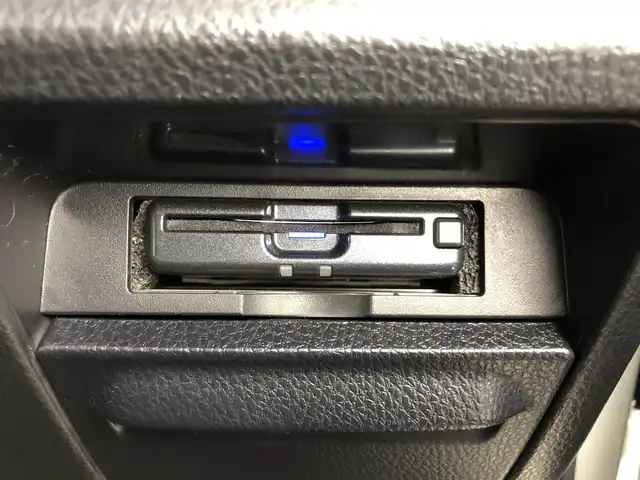 トヨタ ヴォクシー ZS 煌Ⅱ 愛知県 2019(令1)年 4万km ホワイトパールクリスタルシャイン 社外7インチナビ/バックカメラ/フルセグTV/フリップダウンモニター/トヨタセーフティセンス/衝突被害軽減システム/コーナーセンサー/クルーズコントロール/レーンキープアシスト/オートマチックハイビーム/オートライト/LEDヘッドライト/LEDフォグランプ/両側パワースライドドア/ドライブレコーダー/ETC/純正ＡＷ/純正フロアマット/プッシュスタート/スマートキー