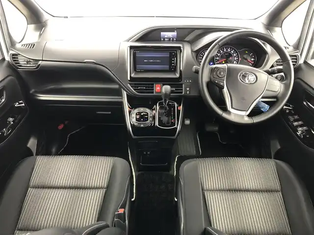 トヨタ ヴォクシー ZS 煌Ⅱ 愛知県 2019(令1)年 4万km ホワイトパールクリスタルシャイン 社外7インチナビ/バックカメラ/フルセグTV/フリップダウンモニター/トヨタセーフティセンス/衝突被害軽減システム/コーナーセンサー/クルーズコントロール/レーンキープアシスト/オートマチックハイビーム/オートライト/LEDヘッドライト/LEDフォグランプ/両側パワースライドドア/ドライブレコーダー/ETC/純正ＡＷ/純正フロアマット/プッシュスタート/スマートキー