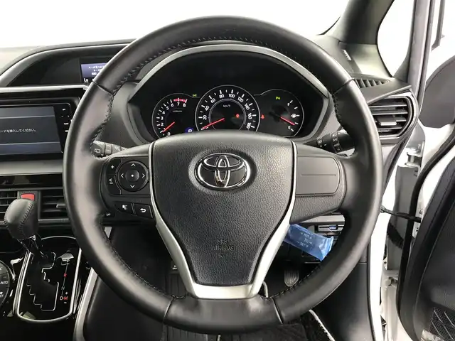 トヨタ ヴォクシー ZS 煌Ⅱ 愛知県 2019(令1)年 4万km ホワイトパールクリスタルシャイン 社外7インチナビ/バックカメラ/フルセグTV/フリップダウンモニター/トヨタセーフティセンス/衝突被害軽減システム/コーナーセンサー/クルーズコントロール/レーンキープアシスト/オートマチックハイビーム/オートライト/LEDヘッドライト/LEDフォグランプ/両側パワースライドドア/ドライブレコーダー/ETC/純正ＡＷ/純正フロアマット/プッシュスタート/スマートキー