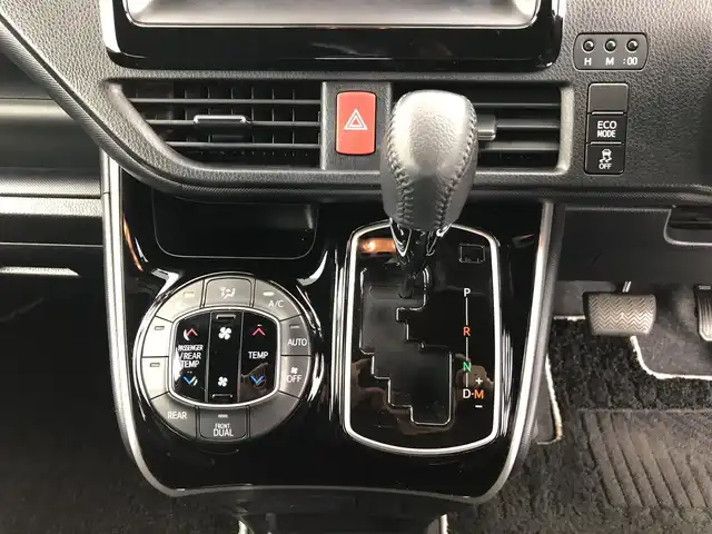 トヨタ ヴォクシー ZS 煌Ⅱ 愛知県 2019(令1)年 4万km ホワイトパールクリスタルシャイン 社外7インチナビ/バックカメラ/フルセグTV/フリップダウンモニター/トヨタセーフティセンス/衝突被害軽減システム/コーナーセンサー/クルーズコントロール/レーンキープアシスト/オートマチックハイビーム/オートライト/LEDヘッドライト/LEDフォグランプ/両側パワースライドドア/ドライブレコーダー/ETC/純正ＡＷ/純正フロアマット/プッシュスタート/スマートキー