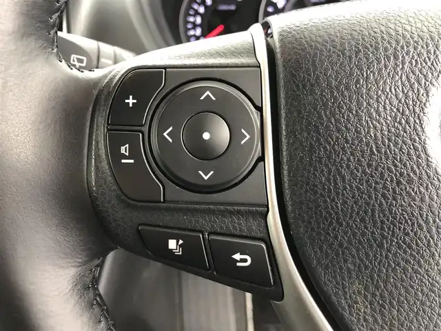 トヨタ ヴォクシー ZS 煌Ⅱ 愛知県 2019(令1)年 4万km ホワイトパールクリスタルシャイン 社外7インチナビ/バックカメラ/フルセグTV/フリップダウンモニター/トヨタセーフティセンス/衝突被害軽減システム/コーナーセンサー/クルーズコントロール/レーンキープアシスト/オートマチックハイビーム/オートライト/LEDヘッドライト/LEDフォグランプ/両側パワースライドドア/ドライブレコーダー/ETC/純正ＡＷ/純正フロアマット/プッシュスタート/スマートキー