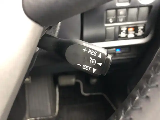 トヨタ ヴォクシー ZS 煌Ⅱ 愛知県 2019(令1)年 4万km ホワイトパールクリスタルシャイン 社外7インチナビ/バックカメラ/フルセグTV/フリップダウンモニター/トヨタセーフティセンス/衝突被害軽減システム/コーナーセンサー/クルーズコントロール/レーンキープアシスト/オートマチックハイビーム/オートライト/LEDヘッドライト/LEDフォグランプ/両側パワースライドドア/ドライブレコーダー/ETC/純正ＡＷ/純正フロアマット/プッシュスタート/スマートキー