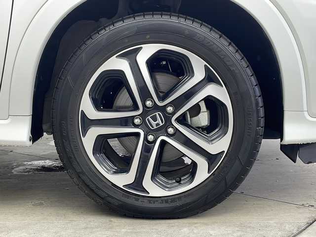 ホンダ ヴェゼル ハイブリッド Z ホンダセンシング 兵庫県 2019(平31)年 6.2万km プラチナホワイトパール ・純正９インチナビ/CD/DVD/SD/Bluetooth/TV/・バックカメラ/・社外デジタルインナーミラー/・社外前後ドライブレコーダー/・パドルシフト/・前席シートヒーター/・Honda SENSING/・衝突軽減ブレーキ〈CMBS〉/・誤発進抑制機能/・歩行者事故低減ステアリング/・路外逸脱抑制機能/・ACC〈アダプティブ・クルーズ・コントロール〉/・LKAS〈車線維持支援システム〉/・先行車発進お知らせ機能/・標識認識機能/・パドルシフト/・LEDライト/・LEDフォグランプ/・ビルトインETC2.0/・ハーフレザーシート/・スマートキー/・コンフォートビューパッケージ/・フロントワイパーデアイサー/・ドアミラーヒーター/・純正フロアマット/・17インチ純正アルミホイール/・スペアキー/・取扱説明書/・保証書