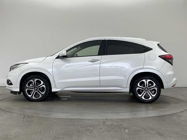 ホンダ ヴェゼル ハイブリッド Z ホンダセンシング 兵庫県 2019(平31)年 6.2万km プラチナホワイトパール ・純正９インチナビ/CD/DVD/SD/Bluetooth/TV/・バックカメラ/・社外デジタルインナーミラー/・社外前後ドライブレコーダー/・パドルシフト/・前席シートヒーター/・Honda SENSING/・衝突軽減ブレーキ〈CMBS〉/・誤発進抑制機能/・歩行者事故低減ステアリング/・路外逸脱抑制機能/・ACC〈アダプティブ・クルーズ・コントロール〉/・LKAS〈車線維持支援システム〉/・先行車発進お知らせ機能/・標識認識機能/・パドルシフト/・LEDライト/・LEDフォグランプ/・ビルトインETC2.0/・ハーフレザーシート/・スマートキー/・コンフォートビューパッケージ/・フロントワイパーデアイサー/・ドアミラーヒーター/・純正フロアマット/・17インチ純正アルミホイール/・スペアキー/・取扱説明書/・保証書