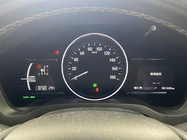 ホンダ ヴェゼル ハイブリッド Z ホンダセンシング 兵庫県 2019(平31)年 6.2万km プラチナホワイトパール ・純正９インチナビ/CD/DVD/SD/Bluetooth/TV/・バックカメラ/・社外デジタルインナーミラー/・社外前後ドライブレコーダー/・パドルシフト/・前席シートヒーター/・Honda SENSING/・衝突軽減ブレーキ〈CMBS〉/・誤発進抑制機能/・歩行者事故低減ステアリング/・路外逸脱抑制機能/・ACC〈アダプティブ・クルーズ・コントロール〉/・LKAS〈車線維持支援システム〉/・先行車発進お知らせ機能/・標識認識機能/・パドルシフト/・LEDライト/・LEDフォグランプ/・ビルトインETC2.0/・ハーフレザーシート/・スマートキー/・コンフォートビューパッケージ/・フロントワイパーデアイサー/・ドアミラーヒーター/・純正フロアマット/・17インチ純正アルミホイール/・スペアキー/・取扱説明書/・保証書