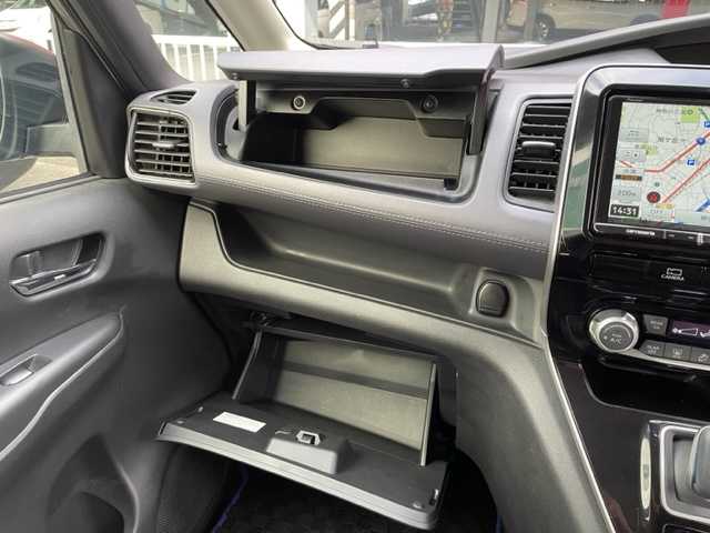 日産 セレナ e－パワー ハイウェイスター V 神奈川県 2020(令2)年 2.9万km ダークメタルグレー ワンオーナー/プロパイロット/・インテリジェントクルーズコントロール/社外メモリナビ【AVIC-RQ911】/・DTV/DVD/CD/BT/SD/全方位カメラ/クリアランスソナー/カブロンシート/インテリジェントルームミラー/ETC/後席用モニター/両側パワースライドドア/後席用サンシェード/インテリジェントエマージェンシーブレーキ/後側方車両検知警報/後側方衝突防止支援/車線逸脱警報/車線逸脱防止支援/純正15インチAW/オートライト/純正LEDヘッドライト/フォグランプ/プッシュEgスタート/ストップ/インテリジェントキー×2/ターンランプ付電動格納ドアミラー/純正フロアマット/取扱説明書/新車時保証書