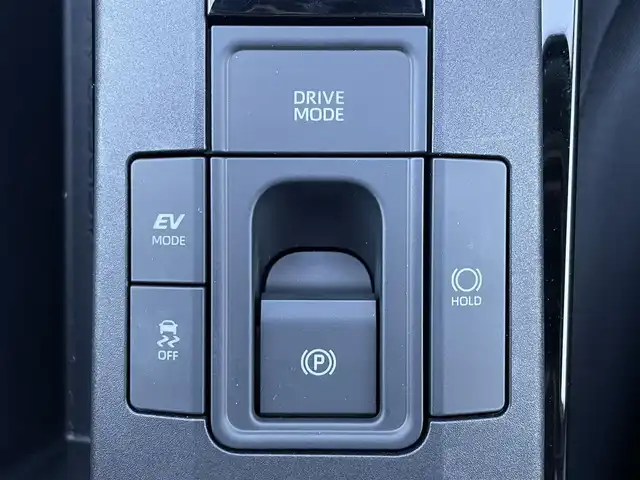 トヨタ プリウス X 滋賀県 2024(令6)年 0.2万km スーパーホワイトⅡ 社外SDナビ/(BT/AM/FM)/バックカメラ/ビルトインETC/AC１００V充電/衝突軽減ブレーキ/パーキングサポートブレーキ/盗難防止装置/ブラインドスポットモニター/クリアランスソナー/追従クルーズコントロール/レーンキープアシスト/LEDヘッドライト/オートマチックハイビーム/ドライブレコーダー/スペアキー