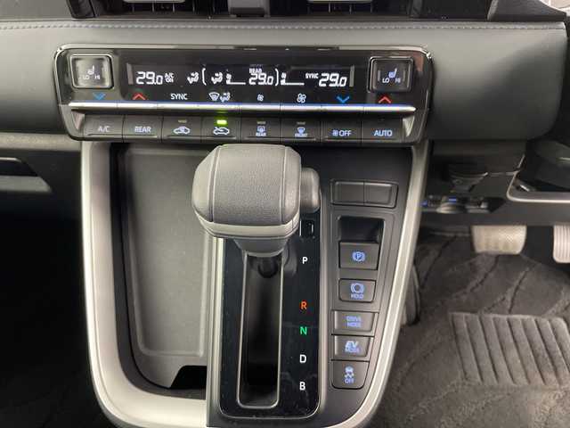 トヨタ ヴォクシー ハイブリッド S－Z 道央・札幌 2022(令4)年 5.2万km ホワイトパールクリスタルシャイン ・4WD/ハイブリッド/寒冷地仕様/・Toyota Safety Sense /・レーダークルーズコントロール/・プリクラッシュセーフティ/・純正ディスプレイ/・ナビ/フルセグTV/CD/DVD/BT//・ AppleCarPlry/AndroidAuto/・バックカメラ/・オートハイビーム/LEDヘッドライト/・ハーフレザーシート/・運転席/助手席シートヒーター/・EVモード/・AC100V/・冬タイヤアルミ付き積込/・ビルドインETC2.0