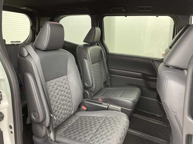 トヨタ ヴォクシー ハイブリッド S－Z 道央・札幌 2022(令4)年 5.2万km ホワイトパールクリスタルシャイン ・4WD/ハイブリッド/寒冷地仕様/・Toyota Safety Sense /・レーダークルーズコントロール/・プリクラッシュセーフティ/・純正ディスプレイ/・ナビ/フルセグTV/CD/DVD/BT//・ AppleCarPlry/AndroidAuto/・バックカメラ/・オートハイビーム/LEDヘッドライト/・ハーフレザーシート/・運転席/助手席シートヒーター/・EVモード/・AC100V/・冬タイヤアルミ付き積込/・ビルドインETC2.0