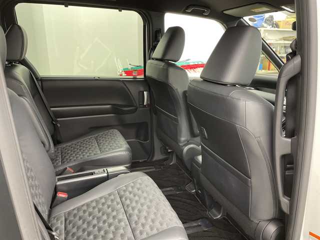 トヨタ ヴォクシー ハイブリッド S－Z 道央・札幌 2022(令4)年 5.2万km ホワイトパールクリスタルシャイン ・4WD/ハイブリッド/寒冷地仕様/・Toyota Safety Sense /・レーダークルーズコントロール/・プリクラッシュセーフティ/・純正ディスプレイ/・ナビ/フルセグTV/CD/DVD/BT//・ AppleCarPlry/AndroidAuto/・バックカメラ/・オートハイビーム/LEDヘッドライト/・ハーフレザーシート/・運転席/助手席シートヒーター/・EVモード/・AC100V/・冬タイヤアルミ付き積込/・ビルドインETC2.0