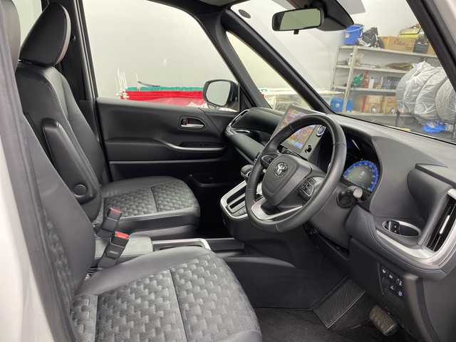 トヨタ ヴォクシー ハイブリッド S－Z 道央・札幌 2022(令4)年 5.2万km ホワイトパールクリスタルシャイン ・4WD/ハイブリッド/寒冷地仕様/・Toyota Safety Sense /・レーダークルーズコントロール/・プリクラッシュセーフティ/・純正ディスプレイ/・ナビ/フルセグTV/CD/DVD/BT//・ AppleCarPlry/AndroidAuto/・バックカメラ/・オートハイビーム/LEDヘッドライト/・ハーフレザーシート/・運転席/助手席シートヒーター/・EVモード/・AC100V/・冬タイヤアルミ付き積込/・ビルドインETC2.0