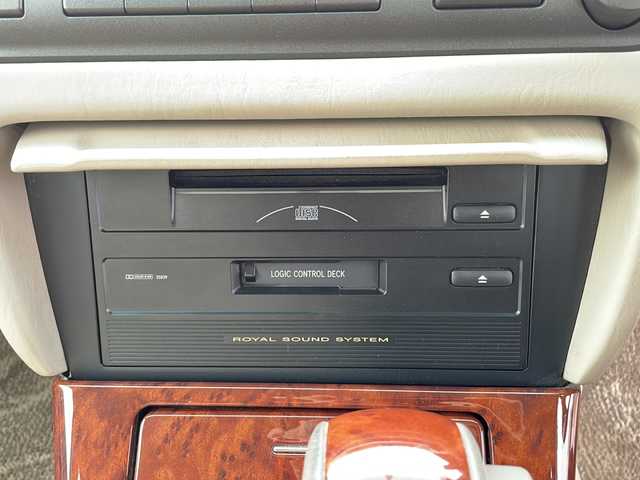 トヨタ クラウン ロイヤル ロイヤルサルーン プレミアム 香川県 2002(平14)年 9.9万km ホワイトパールクリスタルシャイン/シルバーマイカM 純正HDDナビ（CD，DVD）/パワーシート/オートライト/HIDヘッドライト/ミラーヒーター/トランクリッドオープナー/ETC