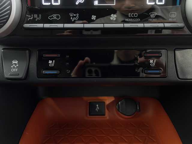 トヨタ ＲＡＶ４ アドベンチャー 岩手県 2021(令3)年 3.4万km アティチュードブラックマイカ 純正ディスプレイオーディオ(ラジオ/BT/USB/Miracast)/バックカメラ/プリクラッシュセーフティ/レーントレーシングアシスト/レーダークルーズコントロール/オートマチックハイビーム/ブラインドスポットモニター/リアクロストラフィックアラート/コーナーセンサー/前席シートヒーター/ベンチレーション/D席パワーシート/ステアリングヒーター/横滑り防止機能/レザーシート(合皮)/LEDヘッドライト/フォグランプ/ビルトインETC/スマートキー/ステアリングスイッチ/純正19inアルミホイール/純正フロアマット/電動格納ミラー/ウィンカーミラー/取説＆保証書