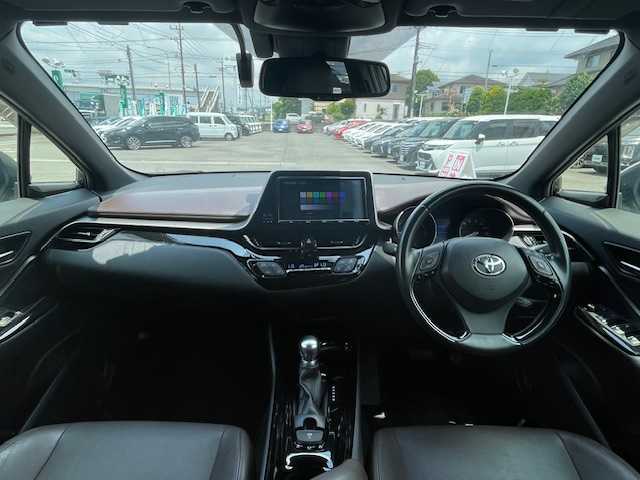 トヨタ Ｃ－ＨＲ G 静岡県 2017(平29)年 5.8万km メタルストリームM ●純正ナビ/(フルセグ/CD/DVD/Bluetooth)/(NSZT-Y66T)/●ハーフレザーシート/●前席シートヒーター/●バックカメラ/●レーダークルーズコントロール/●ブラインドスポットモニター/●衝突被害軽減システム/●レーンキープアシスト/●後方コーナーセンサー/●電動パーキングブレーキ/●オートブレーキホールド/●LEDライト＆フォグランプ/●オートライト/●オートマチックハイビーム/●革巻きステアリング/●ステアリングスイッチ/●ETC/●前方ドライブレコーダー/●フロアマット/●ドアバイザー/●スマートキー/●プッシュスタート/●純正18インチアルミホイール/●W＋サイド＋カーテンSRS＋ABS/●車両取扱説明書/●ナビ取扱説明書