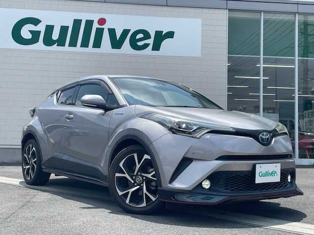 トヨタ Ｃ－ＨＲ G 静岡県 2017(平29)年 5.8万km メタルストリームM ●純正ナビ/(フルセグ/CD/DVD/Bluetooth)/(NSZT-Y66T)/●ハーフレザーシート/●前席シートヒーター/●バックカメラ/●レーダークルーズコントロール/●ブラインドスポットモニター/●衝突被害軽減システム/●レーンキープアシスト/●後方コーナーセンサー/●電動パーキングブレーキ/●オートブレーキホールド/●LEDライト＆フォグランプ/●オートライト/●オートマチックハイビーム/●革巻きステアリング/●ステアリングスイッチ/●ETC/●前方ドライブレコーダー/●フロアマット/●ドアバイザー/●スマートキー/●プッシュスタート/●純正18インチアルミホイール/●W＋サイド＋カーテンSRS＋ABS/●車両取扱説明書/●ナビ取扱説明書