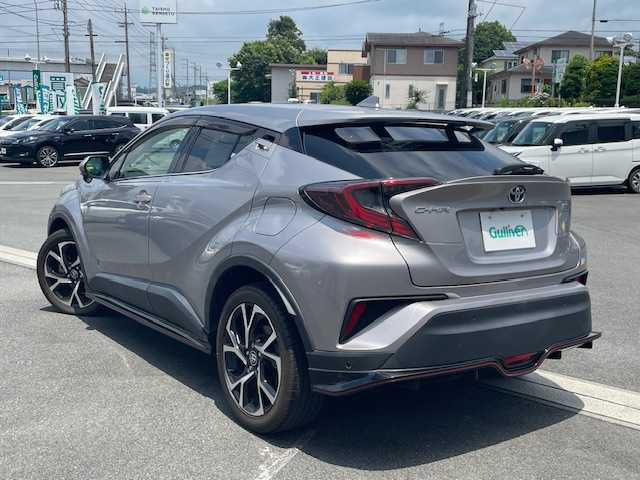 トヨタ Ｃ－ＨＲ G 静岡県 2017(平29)年 5.8万km メタルストリームM ●純正ナビ/(フルセグ/CD/DVD/Bluetooth)/(NSZT-Y66T)/●ハーフレザーシート/●前席シートヒーター/●バックカメラ/●レーダークルーズコントロール/●ブラインドスポットモニター/●衝突被害軽減システム/●レーンキープアシスト/●後方コーナーセンサー/●電動パーキングブレーキ/●オートブレーキホールド/●LEDライト＆フォグランプ/●オートライト/●オートマチックハイビーム/●革巻きステアリング/●ステアリングスイッチ/●ETC/●前方ドライブレコーダー/●フロアマット/●ドアバイザー/●スマートキー/●プッシュスタート/●純正18インチアルミホイール/●W＋サイド＋カーテンSRS＋ABS/●車両取扱説明書/●ナビ取扱説明書