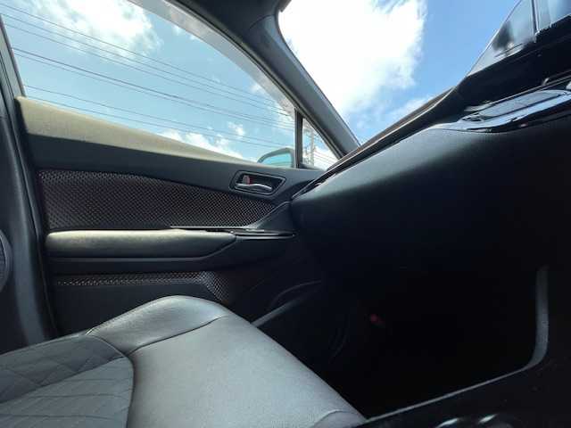 トヨタ Ｃ－ＨＲ G 静岡県 2017(平29)年 5.8万km メタルストリームM ●純正ナビ/(フルセグ/CD/DVD/Bluetooth)/(NSZT-Y66T)/●ハーフレザーシート/●前席シートヒーター/●バックカメラ/●レーダークルーズコントロール/●ブラインドスポットモニター/●衝突被害軽減システム/●レーンキープアシスト/●後方コーナーセンサー/●電動パーキングブレーキ/●オートブレーキホールド/●LEDライト＆フォグランプ/●オートライト/●オートマチックハイビーム/●革巻きステアリング/●ステアリングスイッチ/●ETC/●前方ドライブレコーダー/●フロアマット/●ドアバイザー/●スマートキー/●プッシュスタート/●純正18インチアルミホイール/●W＋サイド＋カーテンSRS＋ABS/●車両取扱説明書/●ナビ取扱説明書