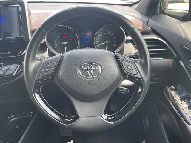 トヨタ Ｃ－ＨＲ G 静岡県 2017(平29)年 5.8万km メタルストリームM ●純正ナビ/(フルセグ/CD/DVD/Bluetooth)/(NSZT-Y66T)/●ハーフレザーシート/●前席シートヒーター/●バックカメラ/●レーダークルーズコントロール/●ブラインドスポットモニター/●衝突被害軽減システム/●レーンキープアシスト/●後方コーナーセンサー/●電動パーキングブレーキ/●オートブレーキホールド/●LEDライト＆フォグランプ/●オートライト/●オートマチックハイビーム/●革巻きステアリング/●ステアリングスイッチ/●ETC/●前方ドライブレコーダー/●フロアマット/●ドアバイザー/●スマートキー/●プッシュスタート/●純正18インチアルミホイール/●W＋サイド＋カーテンSRS＋ABS/●車両取扱説明書/●ナビ取扱説明書
