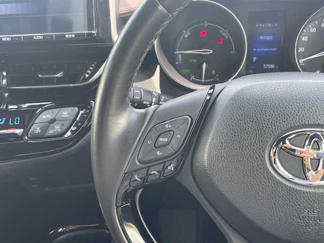 トヨタ Ｃ－ＨＲ G 静岡県 2017(平29)年 5.8万km メタルストリームM ●純正ナビ/(フルセグ/CD/DVD/Bluetooth)/(NSZT-Y66T)/●ハーフレザーシート/●前席シートヒーター/●バックカメラ/●レーダークルーズコントロール/●ブラインドスポットモニター/●衝突被害軽減システム/●レーンキープアシスト/●後方コーナーセンサー/●電動パーキングブレーキ/●オートブレーキホールド/●LEDライト＆フォグランプ/●オートライト/●オートマチックハイビーム/●革巻きステアリング/●ステアリングスイッチ/●ETC/●前方ドライブレコーダー/●フロアマット/●ドアバイザー/●スマートキー/●プッシュスタート/●純正18インチアルミホイール/●W＋サイド＋カーテンSRS＋ABS/●車両取扱説明書/●ナビ取扱説明書