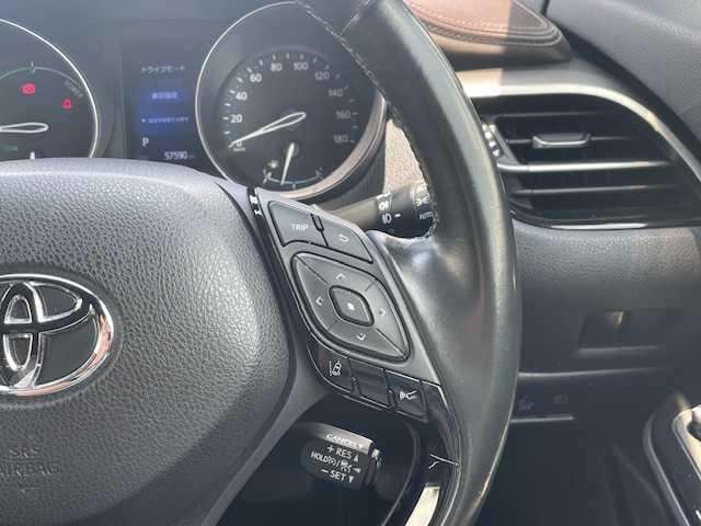 トヨタ Ｃ－ＨＲ G 静岡県 2017(平29)年 5.8万km メタルストリームM ●純正ナビ/(フルセグ/CD/DVD/Bluetooth)/(NSZT-Y66T)/●ハーフレザーシート/●前席シートヒーター/●バックカメラ/●レーダークルーズコントロール/●ブラインドスポットモニター/●衝突被害軽減システム/●レーンキープアシスト/●後方コーナーセンサー/●電動パーキングブレーキ/●オートブレーキホールド/●LEDライト＆フォグランプ/●オートライト/●オートマチックハイビーム/●革巻きステアリング/●ステアリングスイッチ/●ETC/●前方ドライブレコーダー/●フロアマット/●ドアバイザー/●スマートキー/●プッシュスタート/●純正18インチアルミホイール/●W＋サイド＋カーテンSRS＋ABS/●車両取扱説明書/●ナビ取扱説明書
