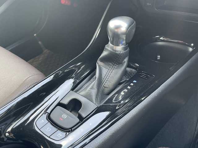 トヨタ Ｃ－ＨＲ G 静岡県 2017(平29)年 5.8万km メタルストリームM ●純正ナビ/(フルセグ/CD/DVD/Bluetooth)/(NSZT-Y66T)/●ハーフレザーシート/●前席シートヒーター/●バックカメラ/●レーダークルーズコントロール/●ブラインドスポットモニター/●衝突被害軽減システム/●レーンキープアシスト/●後方コーナーセンサー/●電動パーキングブレーキ/●オートブレーキホールド/●LEDライト＆フォグランプ/●オートライト/●オートマチックハイビーム/●革巻きステアリング/●ステアリングスイッチ/●ETC/●前方ドライブレコーダー/●フロアマット/●ドアバイザー/●スマートキー/●プッシュスタート/●純正18インチアルミホイール/●W＋サイド＋カーテンSRS＋ABS/●車両取扱説明書/●ナビ取扱説明書
