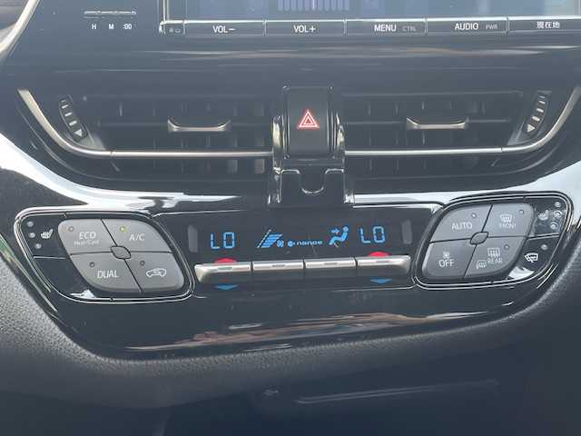 トヨタ Ｃ－ＨＲ G 静岡県 2017(平29)年 5.8万km メタルストリームM ●純正ナビ/(フルセグ/CD/DVD/Bluetooth)/(NSZT-Y66T)/●ハーフレザーシート/●前席シートヒーター/●バックカメラ/●レーダークルーズコントロール/●ブラインドスポットモニター/●衝突被害軽減システム/●レーンキープアシスト/●後方コーナーセンサー/●電動パーキングブレーキ/●オートブレーキホールド/●LEDライト＆フォグランプ/●オートライト/●オートマチックハイビーム/●革巻きステアリング/●ステアリングスイッチ/●ETC/●前方ドライブレコーダー/●フロアマット/●ドアバイザー/●スマートキー/●プッシュスタート/●純正18インチアルミホイール/●W＋サイド＋カーテンSRS＋ABS/●車両取扱説明書/●ナビ取扱説明書