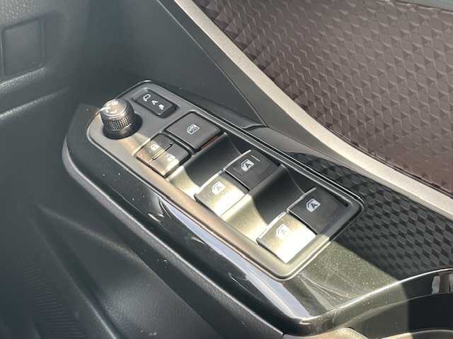 トヨタ Ｃ－ＨＲ G 静岡県 2017(平29)年 5.8万km メタルストリームM ●純正ナビ/(フルセグ/CD/DVD/Bluetooth)/(NSZT-Y66T)/●ハーフレザーシート/●前席シートヒーター/●バックカメラ/●レーダークルーズコントロール/●ブラインドスポットモニター/●衝突被害軽減システム/●レーンキープアシスト/●後方コーナーセンサー/●電動パーキングブレーキ/●オートブレーキホールド/●LEDライト＆フォグランプ/●オートライト/●オートマチックハイビーム/●革巻きステアリング/●ステアリングスイッチ/●ETC/●前方ドライブレコーダー/●フロアマット/●ドアバイザー/●スマートキー/●プッシュスタート/●純正18インチアルミホイール/●W＋サイド＋カーテンSRS＋ABS/●車両取扱説明書/●ナビ取扱説明書
