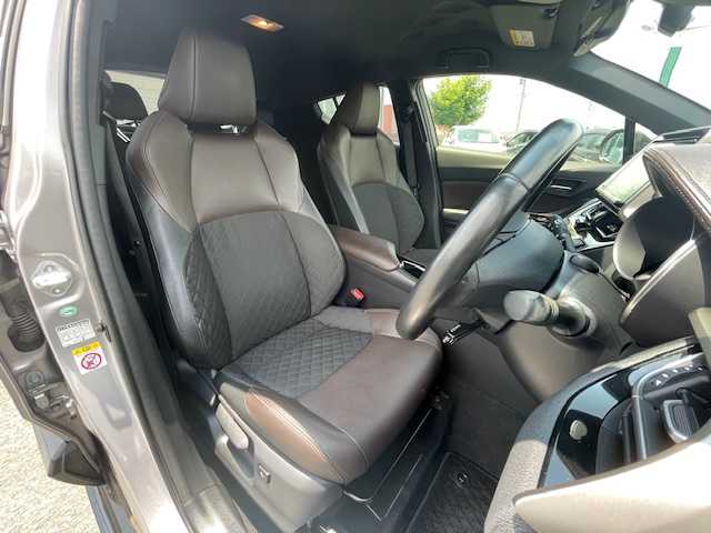 トヨタ Ｃ－ＨＲ G 静岡県 2017(平29)年 5.8万km メタルストリームM ●純正ナビ/(フルセグ/CD/DVD/Bluetooth)/(NSZT-Y66T)/●ハーフレザーシート/●前席シートヒーター/●バックカメラ/●レーダークルーズコントロール/●ブラインドスポットモニター/●衝突被害軽減システム/●レーンキープアシスト/●後方コーナーセンサー/●電動パーキングブレーキ/●オートブレーキホールド/●LEDライト＆フォグランプ/●オートライト/●オートマチックハイビーム/●革巻きステアリング/●ステアリングスイッチ/●ETC/●前方ドライブレコーダー/●フロアマット/●ドアバイザー/●スマートキー/●プッシュスタート/●純正18インチアルミホイール/●W＋サイド＋カーテンSRS＋ABS/●車両取扱説明書/●ナビ取扱説明書