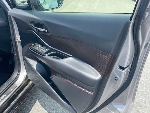 トヨタ Ｃ－ＨＲ G 静岡県 2017(平29)年 5.8万km メタルストリームM ●純正ナビ/(フルセグ/CD/DVD/Bluetooth)/(NSZT-Y66T)/●ハーフレザーシート/●前席シートヒーター/●バックカメラ/●レーダークルーズコントロール/●ブラインドスポットモニター/●衝突被害軽減システム/●レーンキープアシスト/●後方コーナーセンサー/●電動パーキングブレーキ/●オートブレーキホールド/●LEDライト＆フォグランプ/●オートライト/●オートマチックハイビーム/●革巻きステアリング/●ステアリングスイッチ/●ETC/●前方ドライブレコーダー/●フロアマット/●ドアバイザー/●スマートキー/●プッシュスタート/●純正18インチアルミホイール/●W＋サイド＋カーテンSRS＋ABS/●車両取扱説明書/●ナビ取扱説明書