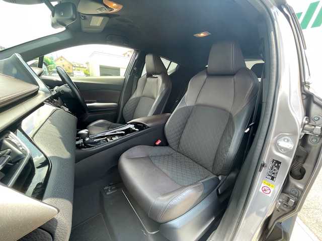 トヨタ Ｃ－ＨＲ G 静岡県 2017(平29)年 5.8万km メタルストリームM ●純正ナビ/(フルセグ/CD/DVD/Bluetooth)/(NSZT-Y66T)/●ハーフレザーシート/●前席シートヒーター/●バックカメラ/●レーダークルーズコントロール/●ブラインドスポットモニター/●衝突被害軽減システム/●レーンキープアシスト/●後方コーナーセンサー/●電動パーキングブレーキ/●オートブレーキホールド/●LEDライト＆フォグランプ/●オートライト/●オートマチックハイビーム/●革巻きステアリング/●ステアリングスイッチ/●ETC/●前方ドライブレコーダー/●フロアマット/●ドアバイザー/●スマートキー/●プッシュスタート/●純正18インチアルミホイール/●W＋サイド＋カーテンSRS＋ABS/●車両取扱説明書/●ナビ取扱説明書
