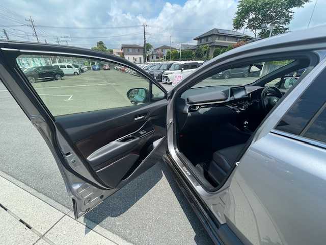 トヨタ Ｃ－ＨＲ G 静岡県 2017(平29)年 5.8万km メタルストリームM ●純正ナビ/(フルセグ/CD/DVD/Bluetooth)/(NSZT-Y66T)/●ハーフレザーシート/●前席シートヒーター/●バックカメラ/●レーダークルーズコントロール/●ブラインドスポットモニター/●衝突被害軽減システム/●レーンキープアシスト/●後方コーナーセンサー/●電動パーキングブレーキ/●オートブレーキホールド/●LEDライト＆フォグランプ/●オートライト/●オートマチックハイビーム/●革巻きステアリング/●ステアリングスイッチ/●ETC/●前方ドライブレコーダー/●フロアマット/●ドアバイザー/●スマートキー/●プッシュスタート/●純正18インチアルミホイール/●W＋サイド＋カーテンSRS＋ABS/●車両取扱説明書/●ナビ取扱説明書