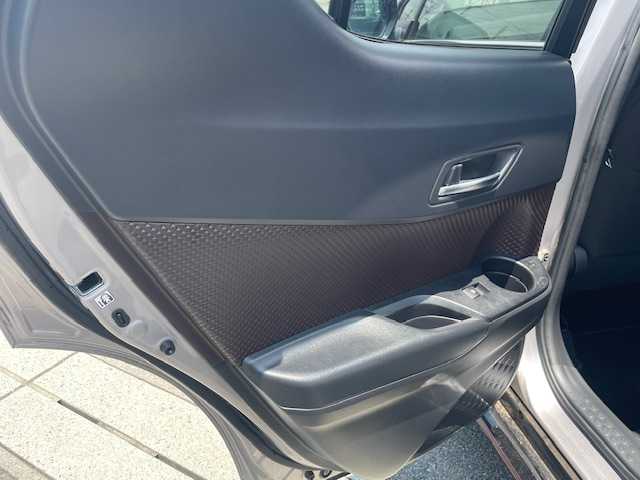 トヨタ Ｃ－ＨＲ G 静岡県 2017(平29)年 5.8万km メタルストリームM ●純正ナビ/(フルセグ/CD/DVD/Bluetooth)/(NSZT-Y66T)/●ハーフレザーシート/●前席シートヒーター/●バックカメラ/●レーダークルーズコントロール/●ブラインドスポットモニター/●衝突被害軽減システム/●レーンキープアシスト/●後方コーナーセンサー/●電動パーキングブレーキ/●オートブレーキホールド/●LEDライト＆フォグランプ/●オートライト/●オートマチックハイビーム/●革巻きステアリング/●ステアリングスイッチ/●ETC/●前方ドライブレコーダー/●フロアマット/●ドアバイザー/●スマートキー/●プッシュスタート/●純正18インチアルミホイール/●W＋サイド＋カーテンSRS＋ABS/●車両取扱説明書/●ナビ取扱説明書