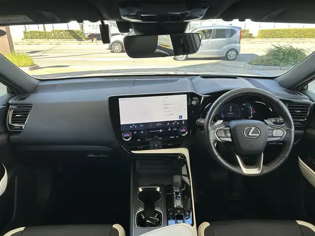 レクサス ＮＸ 250 バージョンL 兵庫県 2023(令5)年 1.5万km ソニッククォーツ 外部検査実施済み/・ワンオーナー/・内装ブラック&リッチクリーム/・OP パノラミックビューモニター（床下透過表示）/・OP 緊急時操舵支援/FCTA/LCA/・OP 別体型ディスクプレイヤー（CD/DVD）/・14インチディスプレイオーディオ（コネクティッドナビ）Plus/・地デジ/BT/USB/Miracast/・ステアリングリモコン/・ヘッドアップディスプレイ/・パドルシフト/・ドライブレコーダー（前方）/・パワーバックドア/・本革シート（ヒーター/ベンチレーション/電動）/・2列目シートヒーター/・ステアリングヒーター/・3眼式フルLEDヘッドランプ/・LEDフォグランプ/・純正20インチAW/・クリアランスソナー/・1か月/6か月/R6/R7年レクサスディーラー記録簿/・スマートキー2個/カードキー有/・PCS/LDA/PKSB/SEA//BSM/RCTA/RCD/RSA/AHS//レーダークルーズコントロール