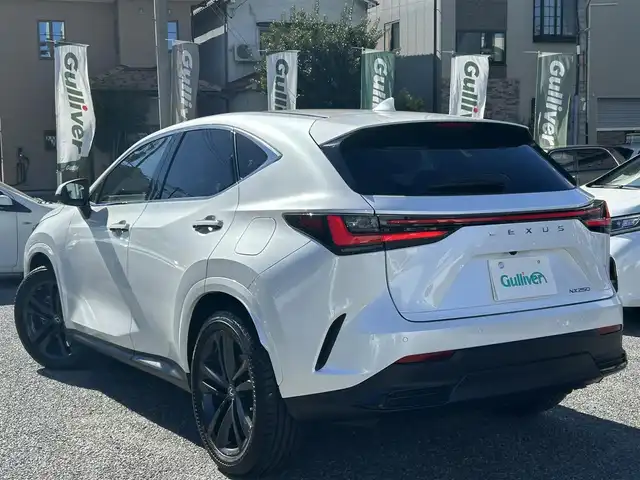 レクサス ＮＸ 250 バージョンL 兵庫県 2023(令5)年 1.5万km ソニッククォーツ 外部検査実施済み/・ワンオーナー/・内装ブラック&リッチクリーム/・OP パノラミックビューモニター（床下透過表示）/・OP 緊急時操舵支援/FCTA/LCA/・OP 別体型ディスクプレイヤー（CD/DVD）/・14インチディスプレイオーディオ（コネクティッドナビ）Plus/・地デジ/BT/USB/Miracast/・ステアリングリモコン/・ヘッドアップディスプレイ/・パドルシフト/・ドライブレコーダー（前方）/・パワーバックドア/・本革シート（ヒーター/ベンチレーション/電動）/・2列目シートヒーター/・ステアリングヒーター/・3眼式フルLEDヘッドランプ/・LEDフォグランプ/・純正20インチAW/・クリアランスソナー/・1か月/6か月/R6/R7年レクサスディーラー記録簿/・スマートキー2個/カードキー有/・PCS/LDA/PKSB/SEA//BSM/RCTA/RCD/RSA/AHS//レーダークルーズコントロール